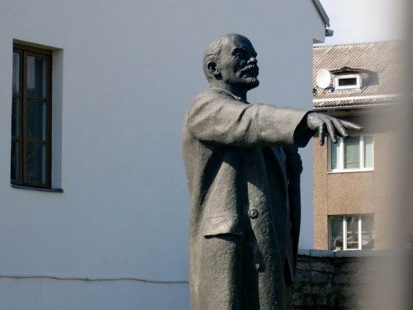 Памятник Ленину покинул Нарву