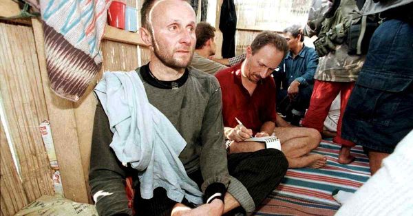 Привязанный к стулу мужчина. Захват банка в тюмени. Захват заложников картинки. Двое заложников. Otages.